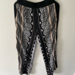 Flowy fitted waist bohemian swimsuit cover pants. Size medium. Has pockets 🎉